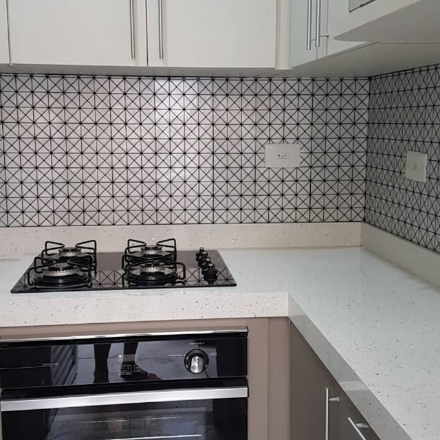Resultado final: uma cozinha "nova" com pastilhas Rivesti triangulares branco jarina