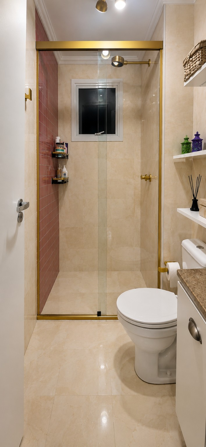 Banheiro com revestimento Rivesti SafeFloor™ Crema Marfil aplicado no piso e nas paredes, com superfície vitrificada de alto brilho e juntas discretas. Revestimento piso sobre piso, instalado diretamente sobre o acabamento existente com adesivo PU40, inclusive na área molhada do box, combinando acabamento sofisticado, conforto e maior segurança contra escorregamentos mesmo quando molhado.